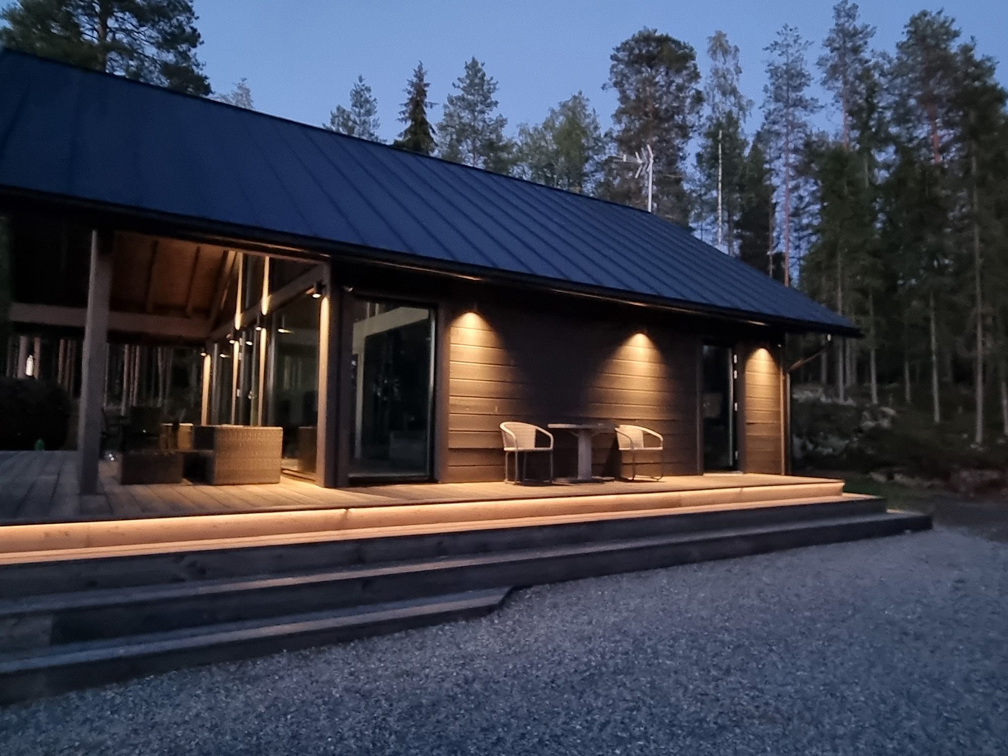 Exterior lighting on the staircase with indirect light, accentuating the high space with bi-directional wall lights. The lower side is illuminated by one-way versions of the same luminaire. Ledstore.fi
